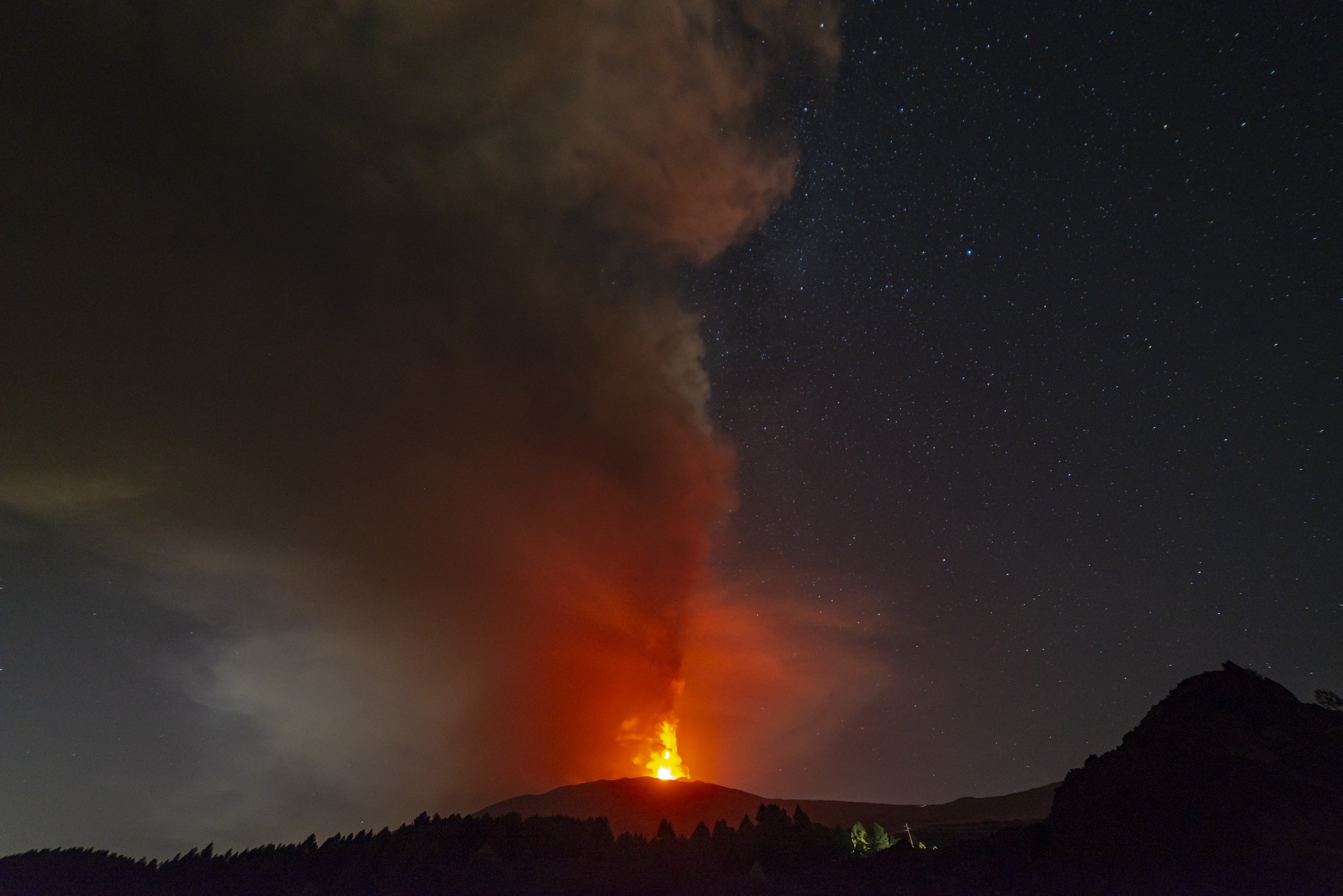Imagini spectaculoase cu erupția vulcanului Etna. Aeroportul din Catania a fost închis, după ce pista și avioanele au fost acoperite cu cenușă