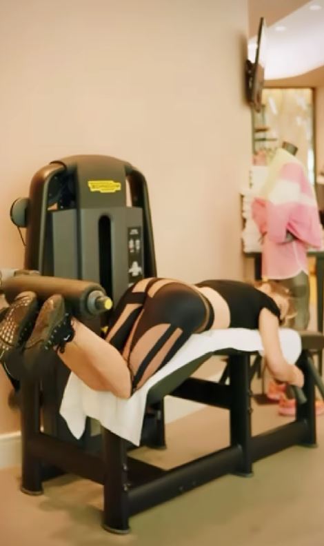 Loredana Groza, fără lenjerie intimă în sala de fitness. Apariția controversată a artistei: „Sexy până la moarte”