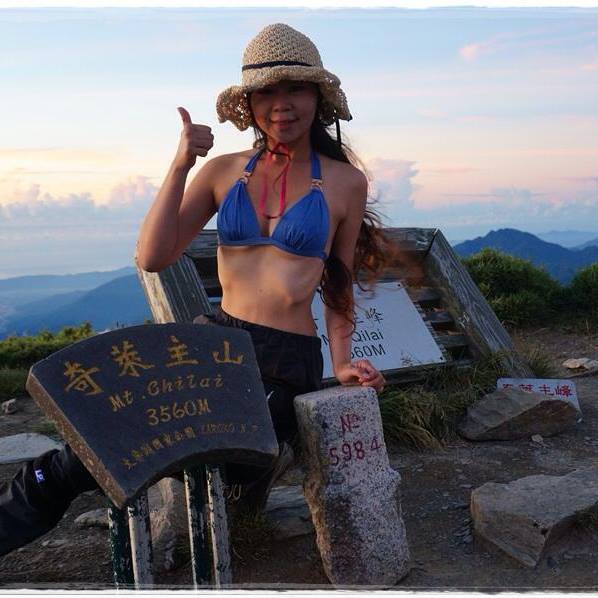 FOTO | O tânără din Taiwan cunoscută drept "Alpinista în bikini" a fost găsită înghețată pe munte după ce a căzut de la înălțime
