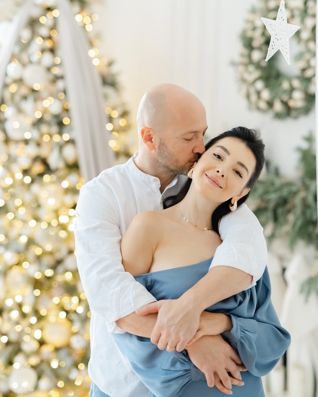 Cum arată casa decorată în stil Wabi Sabi, cu pereți de argilă, în care s-a mutat Sasha Lopez: „Am vrut ceva care să ne amintească de strămoși”