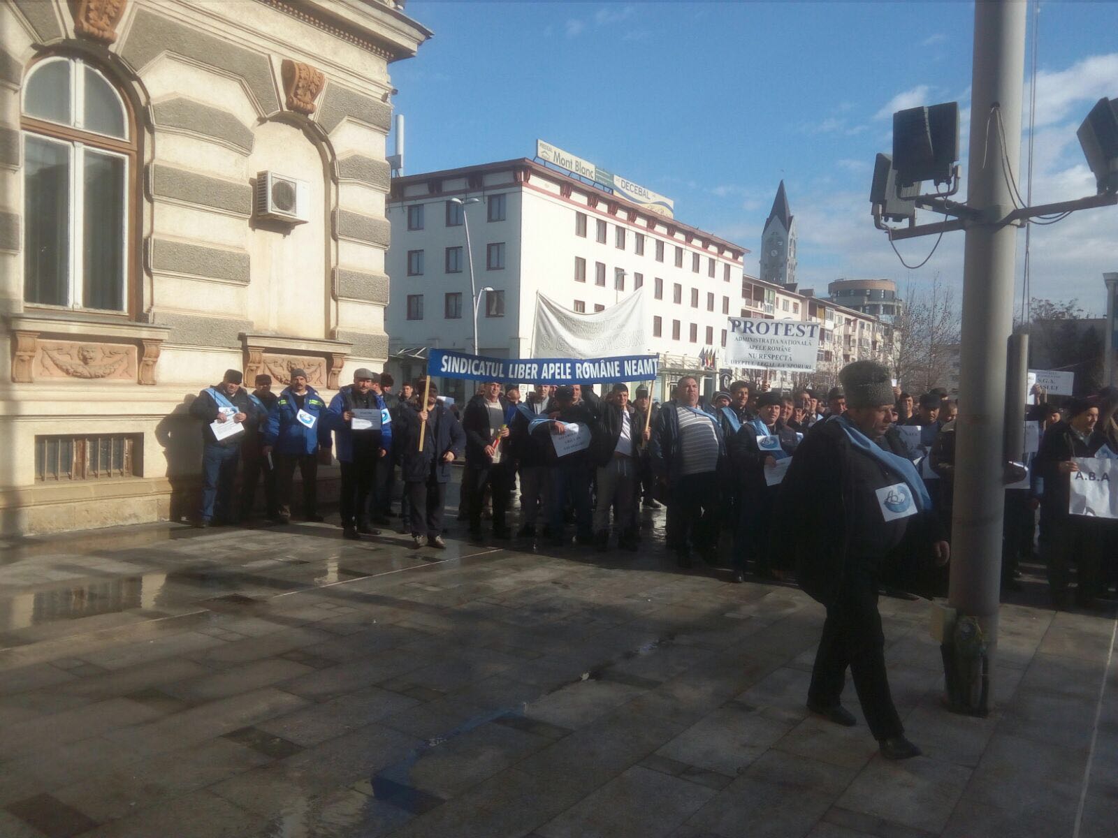 Marș de protest al angajaților de la serviciile de gospodărire a apelor din șapte județe| VIDEO&FOTO