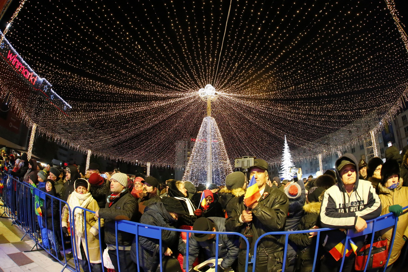GALERIE FOTO/ Și la Buzău a fost inaugurat iluminatul festiv și s-a deschis oficial Târgul de Crăciun