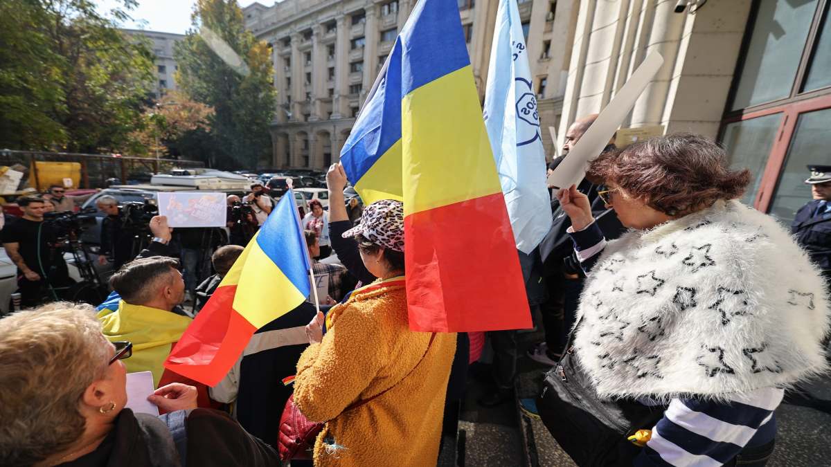 Diana Șoșoacă n-a fost lăsată să intre în Parchetul General, ca să depună plângere împotriva judecătorilor CCR