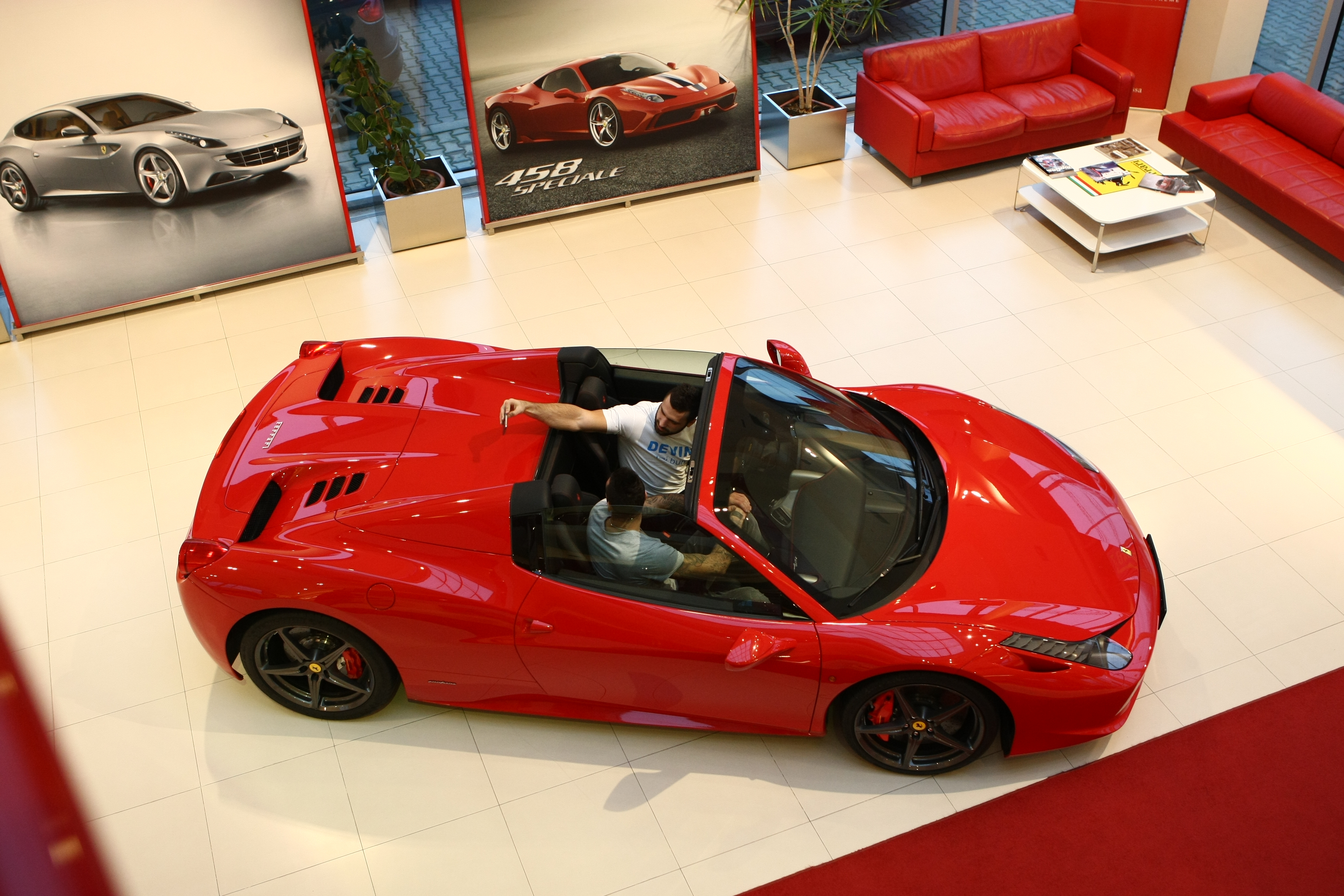 GALERIE FOTO / Fraţii Stoica s-au pregătit pentru gala de la Monza testând un Ferrari