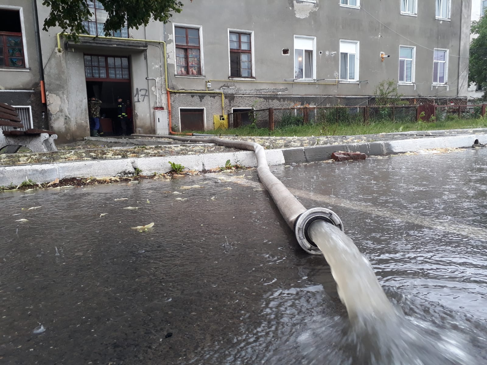 Unsprezece apartamente ale unui bloc din Bod, judeţul Braşov, au fost inundate/ VIDEO&GALERIE FOTO