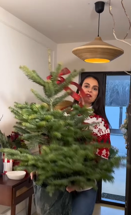 Imagini din casa Ancăi Serea, decorată de Crăciun. A împodobit doi brazi, unul e alb și excentric, iar altul e natural, în ghiveci