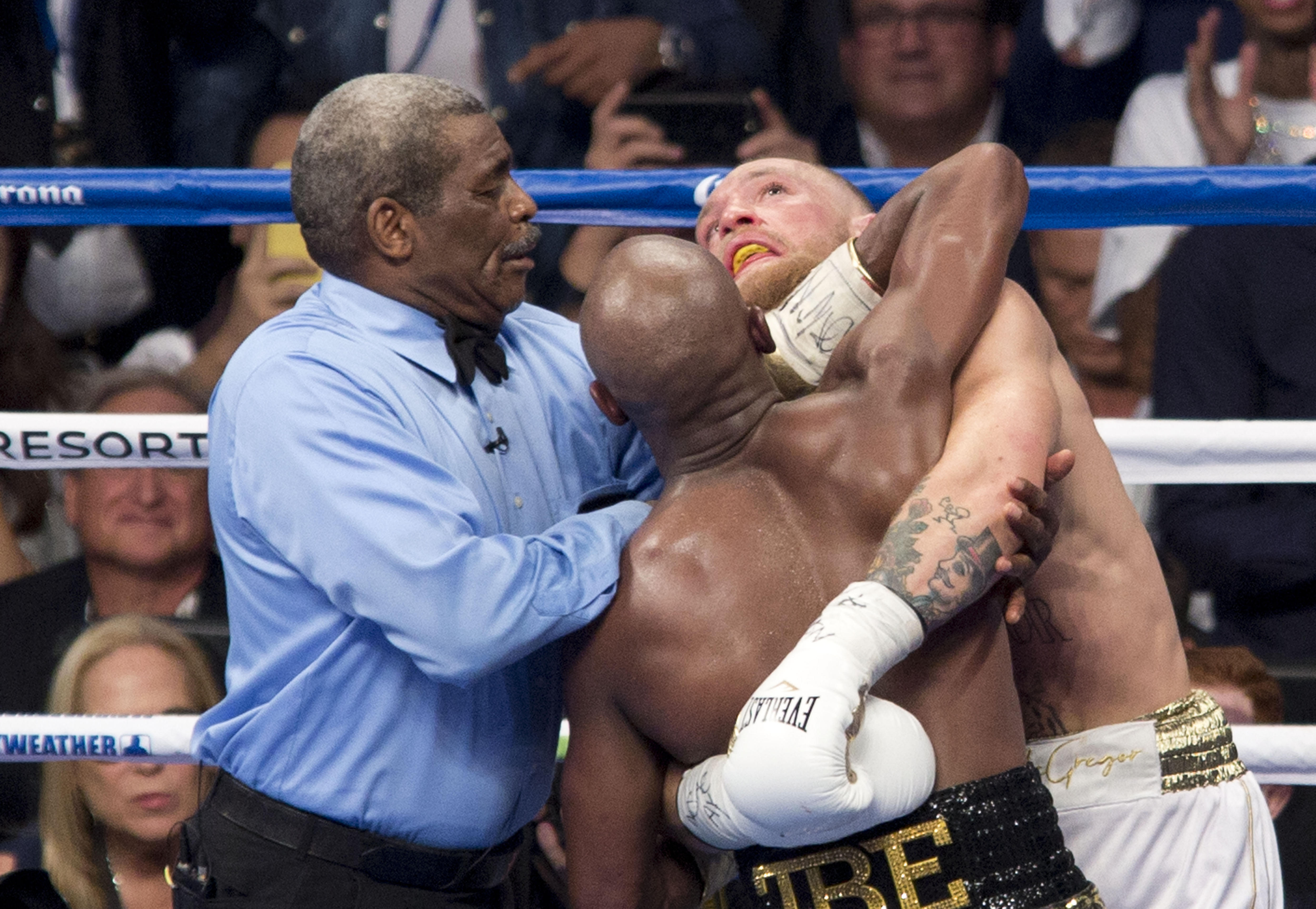 Totul despre meciul secolului, Mayweather vs McGregor. Lupta care a produs peste 1.000.000.000 $, o frecție ! Irlandezul a fost făcut KO în repriza a zecea. Floyd l-a menajat cât a putut! | LIVE&FOTO&VIDEO