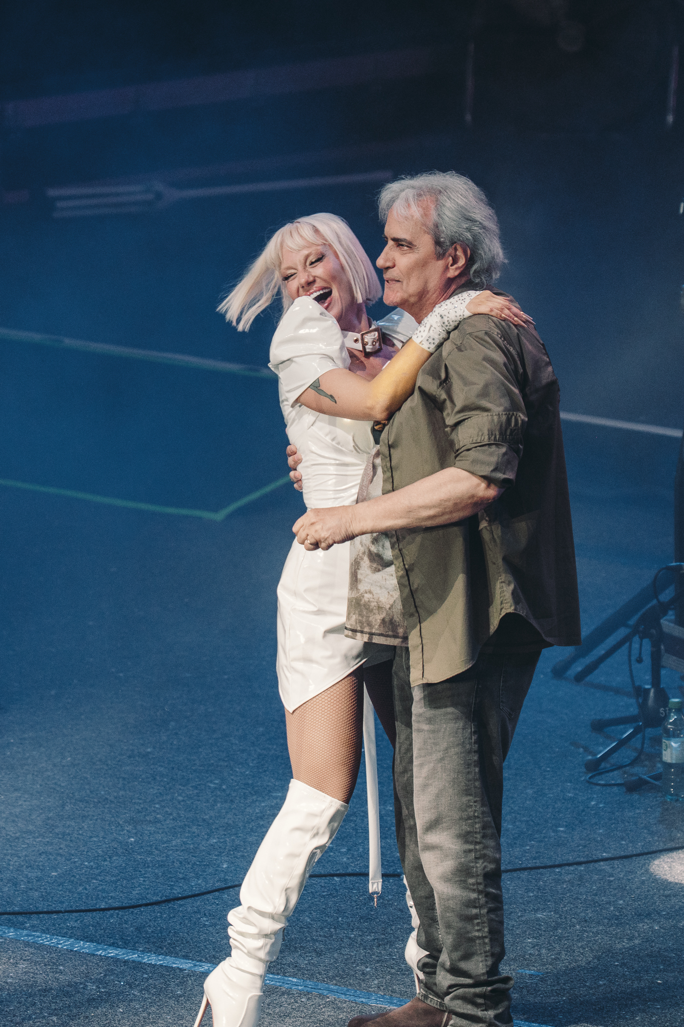 Cristi Minculescu, în genunchi pe scena de la Arenele Romane din București. Cum a apărut artistul în fața fanilor