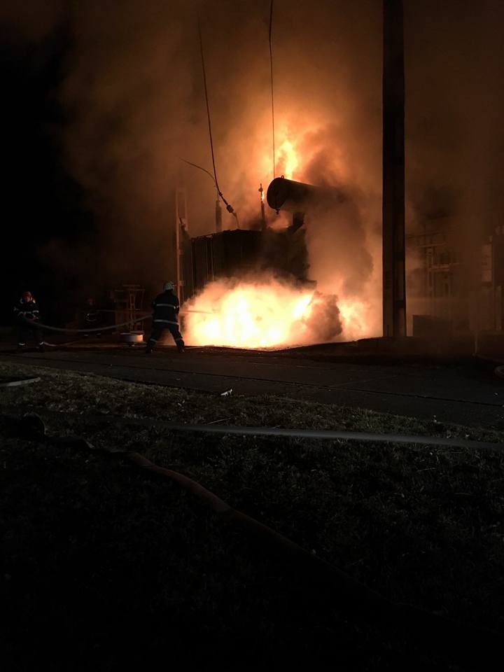 Incendiu violent în Timișoara. Flăcările uriașe au cuprins un transformator electric