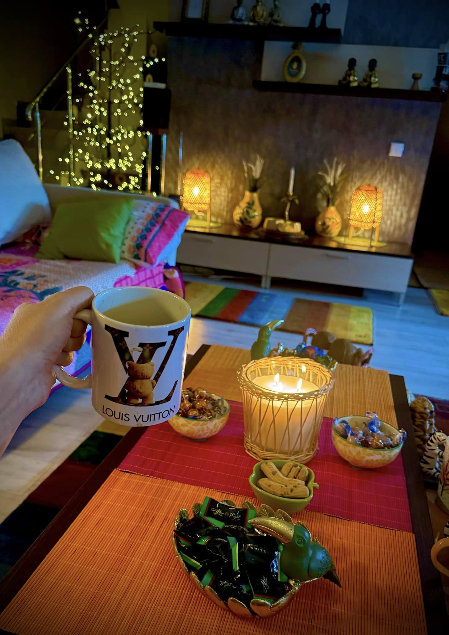 Imagini din casa în care locuiește Minodora. A decorat livingul în stil african: „Este încărcată cu pace și multă culoare”