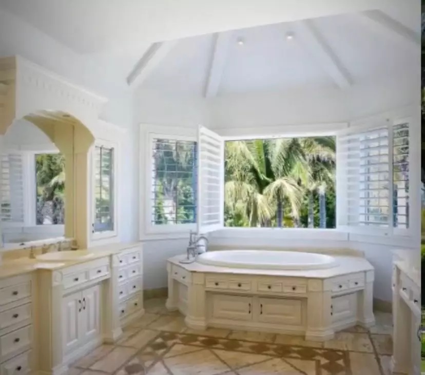 Imagini cu casa în care Monica Gabor locuiește cu Mr. Pink în Los Angeles. Doar în filme mai vezi așa ceva