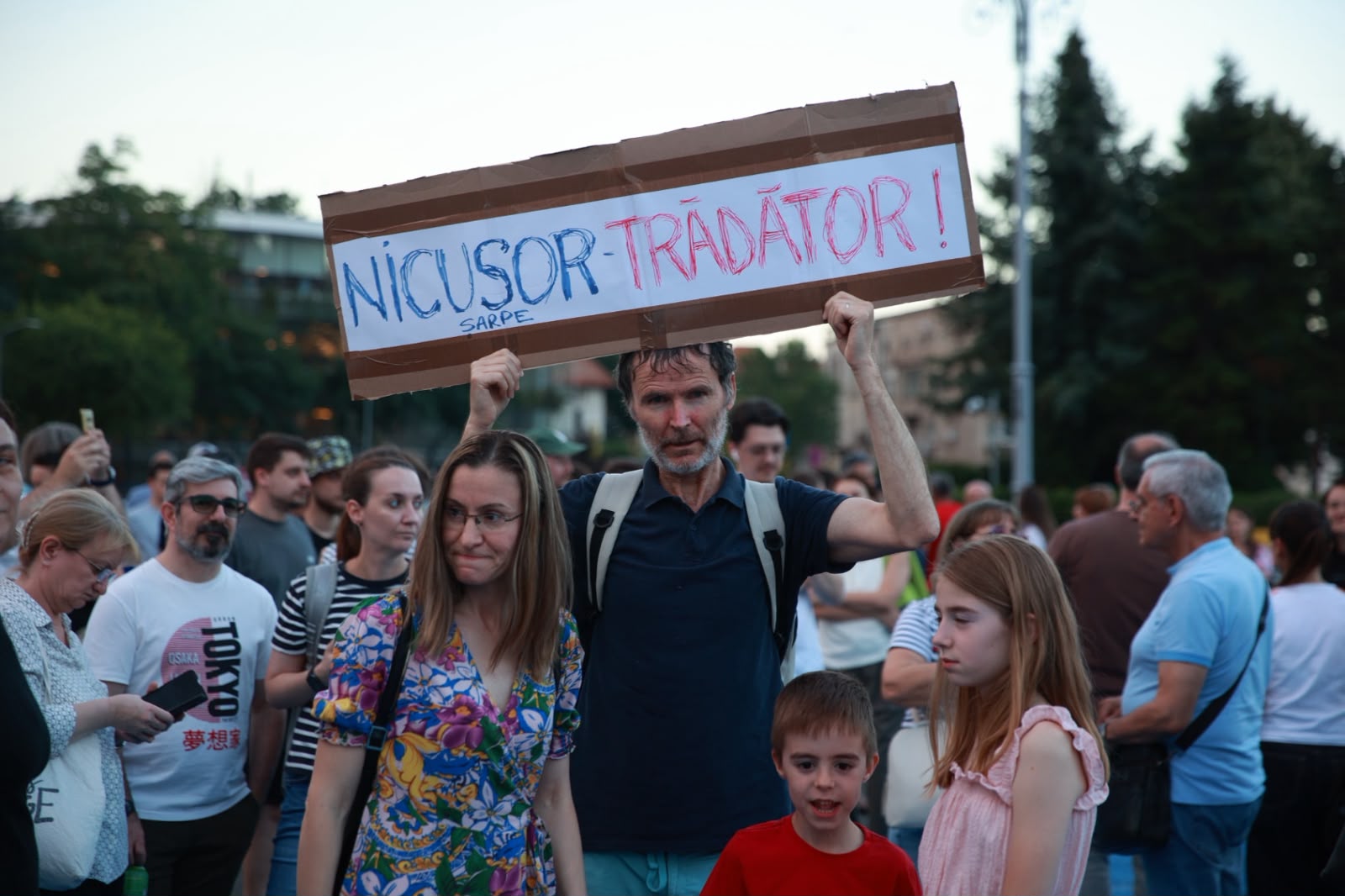 Protest în Piața Victoriei: Sute de oameni manifestă sub sloganul „România e sub asediu”. Ce cer organizatorii și ce mesaj are Jandarmeria