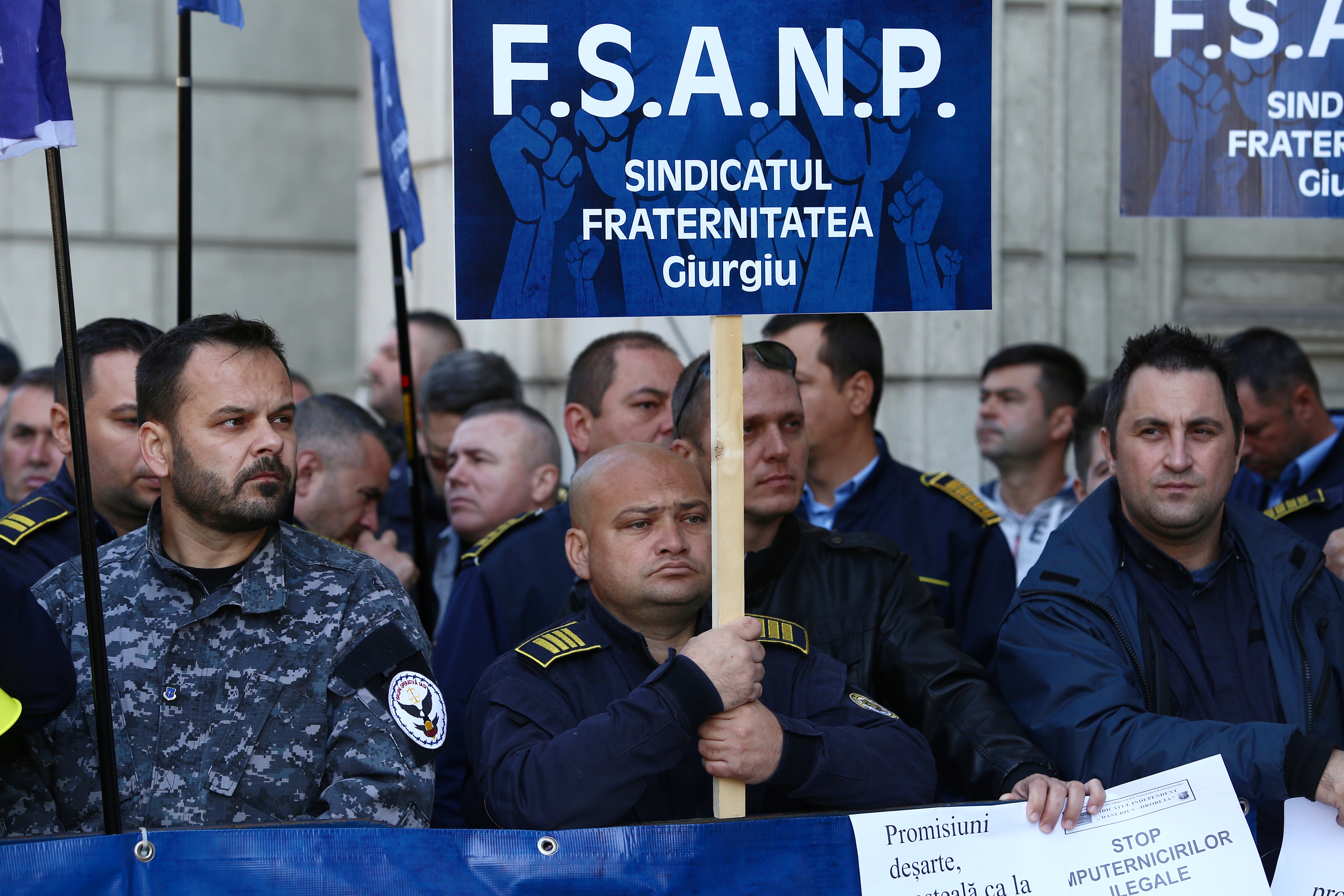 FOTO| Sute de gardieni din penitenciare protestează în fața Ministerului Justiției. Se cere demisia lui Tudorel Toader