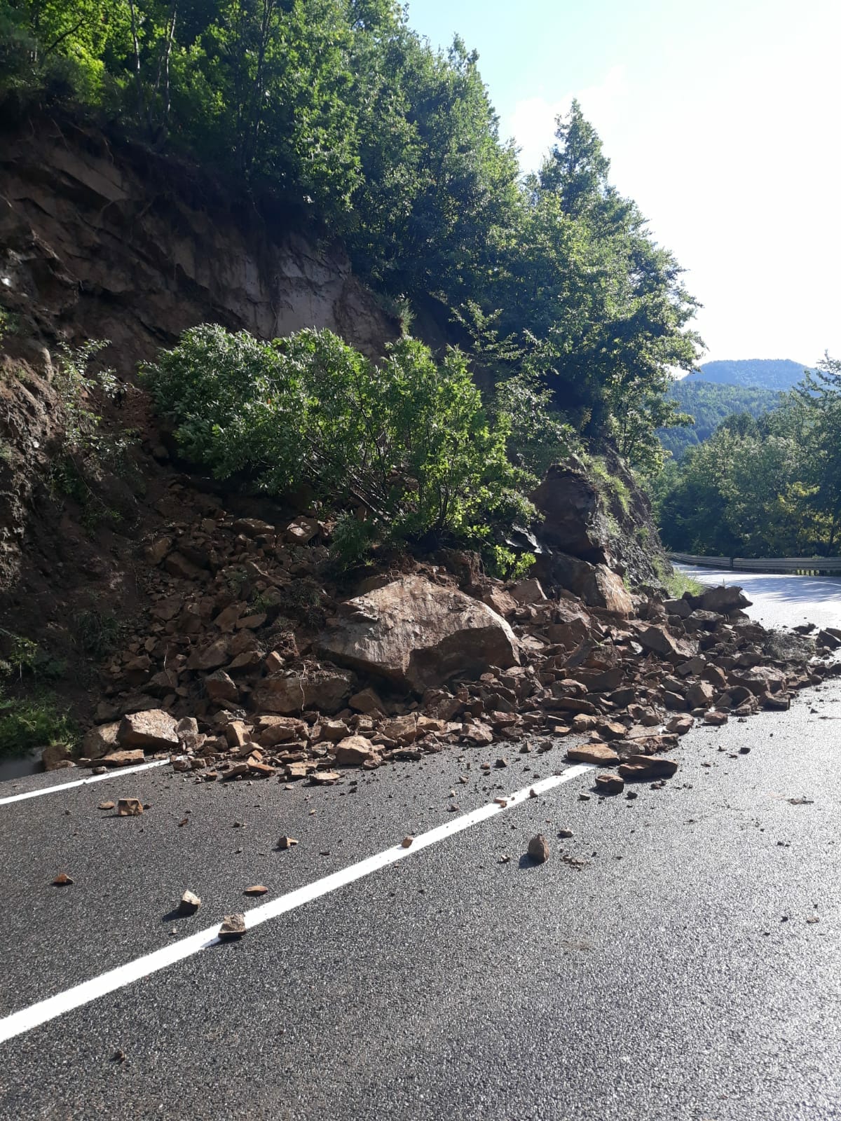 Drumurile afectate de inundații, duminică, 1 iulie. Podul de la Milisăuți, Suceava, a fost închis. Există risc de prăbușire din cauza viiturilor / FOTO