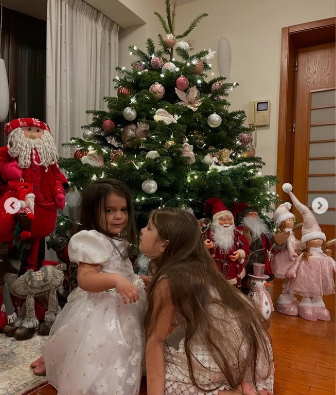 Imagini din sufrageria lui Codin Maticiuc, decorată de Crăciun. Îmbrăcate în ținute festive, fetițele lui l-au primit pe Moș Crăciun