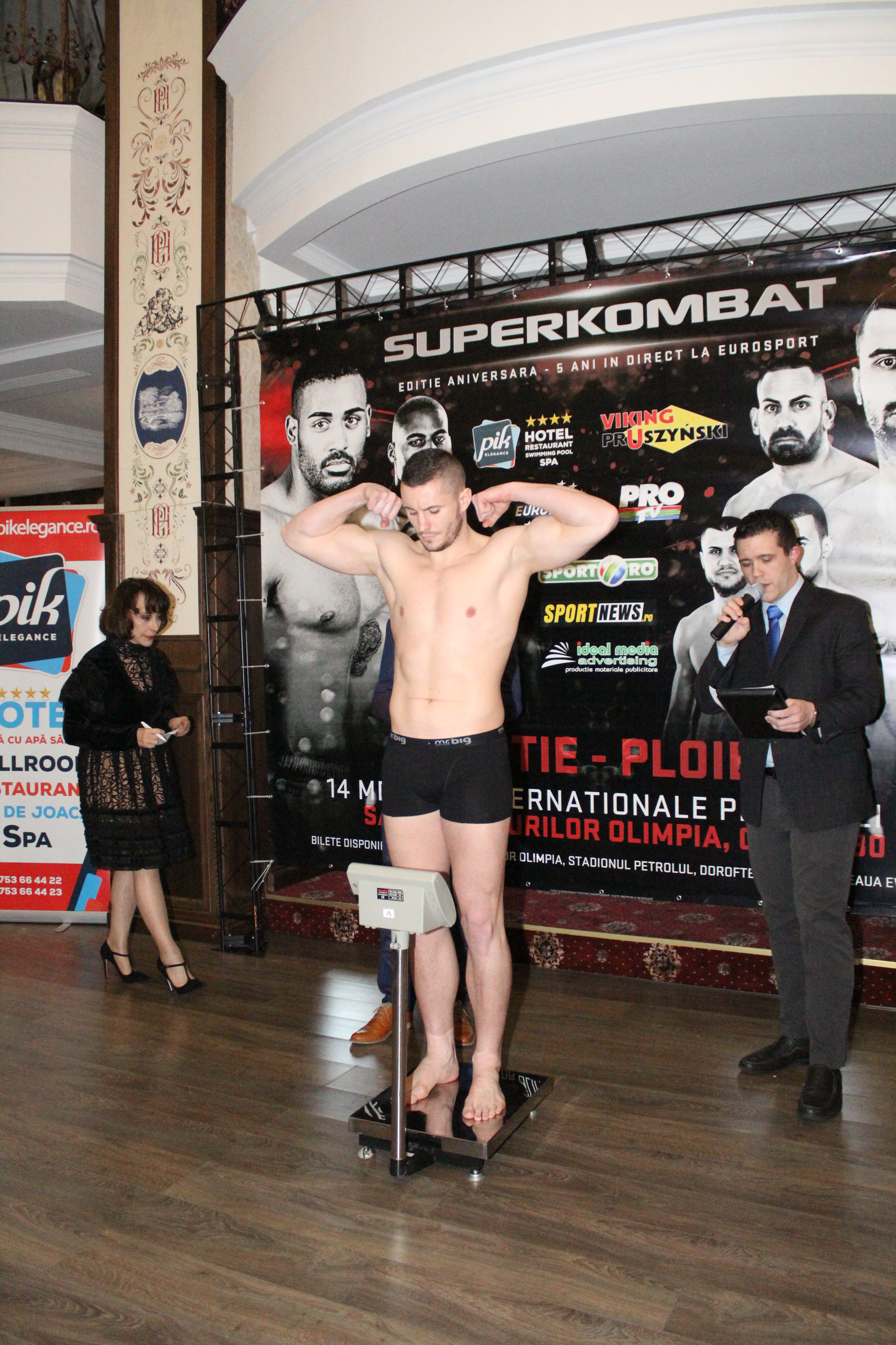 Luptătorii de la Superkombat Ploiești s-au confruntat pentru prima dată la cântarul oficial / GALERIE FOTO