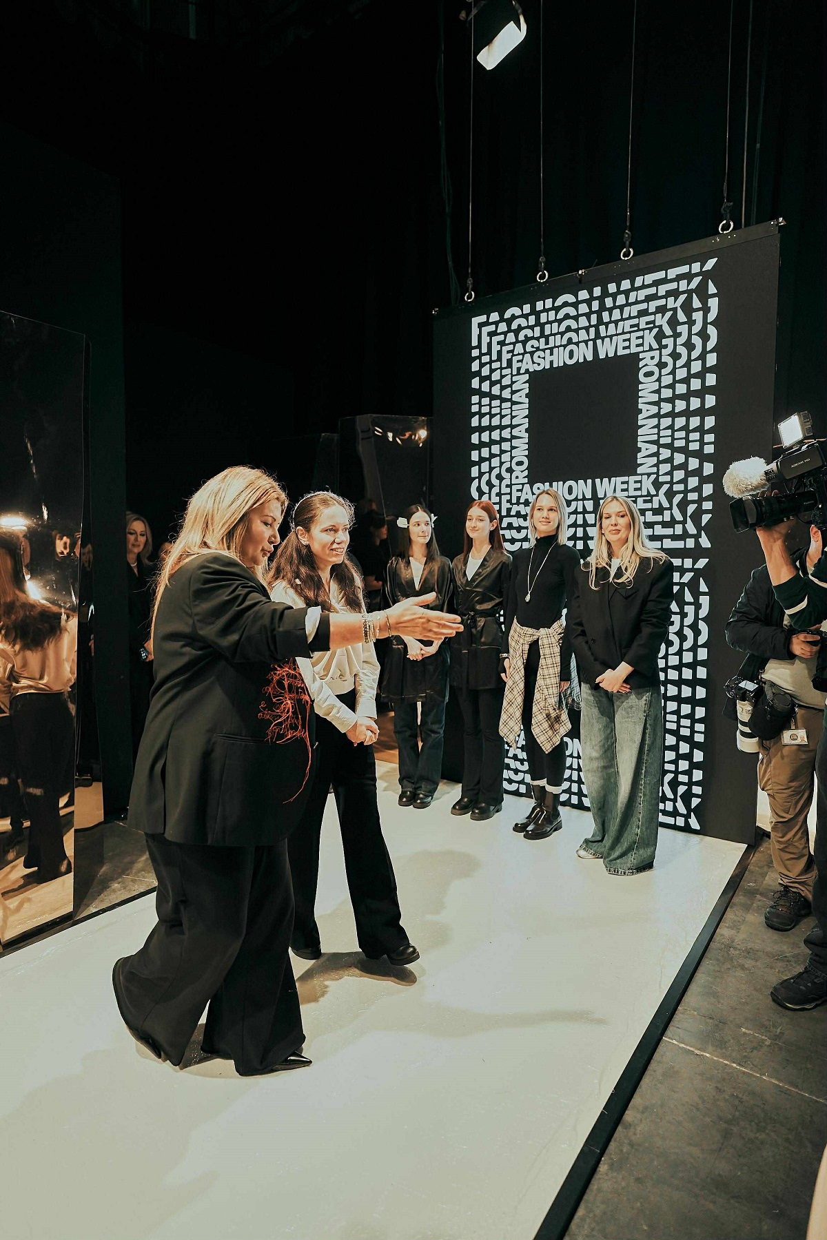 Mirabela Grădinaru, apariție elegantă la Romanian Fashion Week Bucharest 2025. Cât costă bluza purtată la eveniment de partenera lui Nicușor Dan