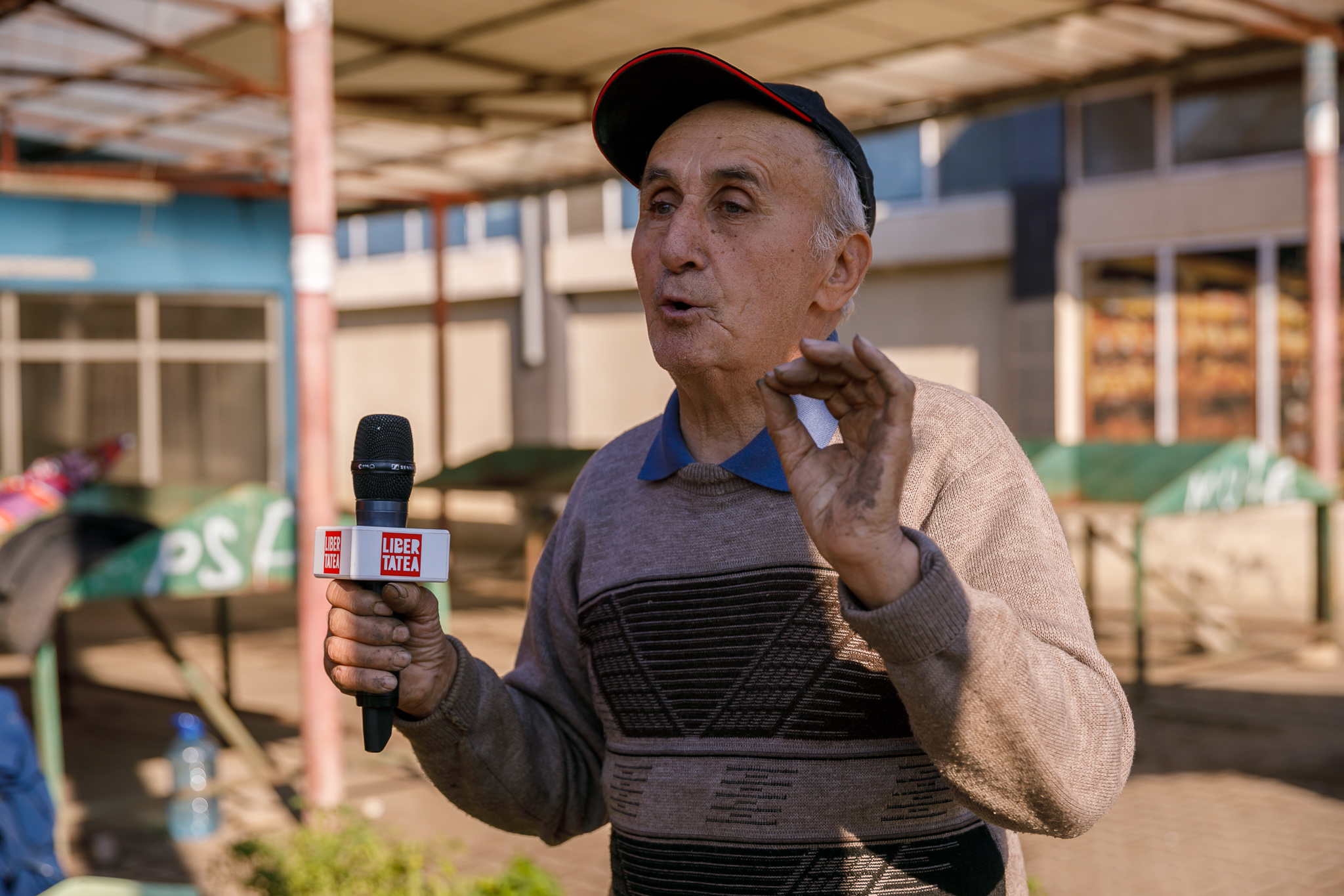 CORESPONDENȚĂ DIN URLAȚI | La europarlamentare, între „Hai, noroc!” și resemnare. La prima oră a dimineții, cârciuma era mai plină ca secția de votare