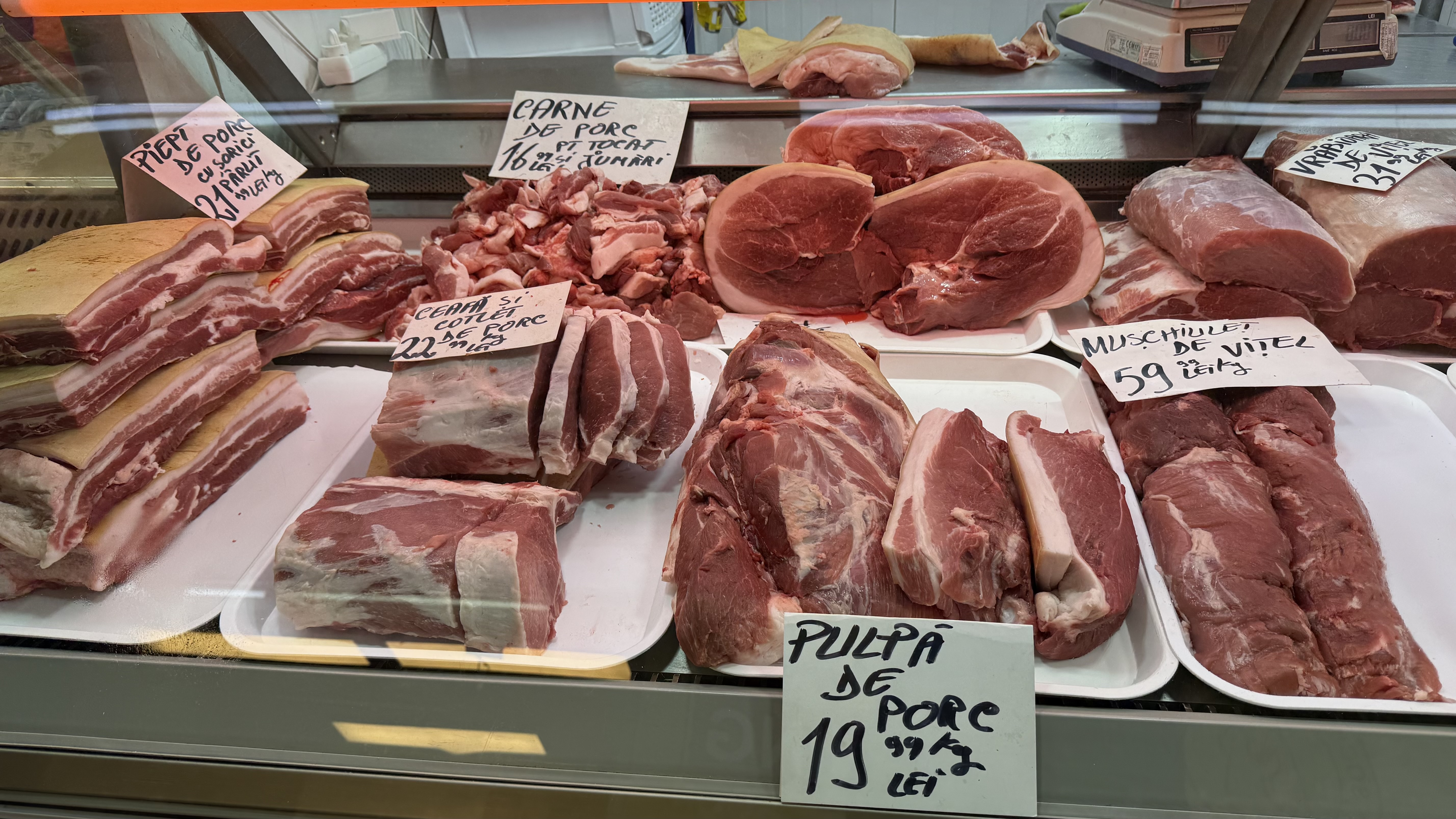 A început bătălia pentru carnea de porc. Reportaj în hala Obor: cât ne costă preparatele pentru sarmale și tobă?
