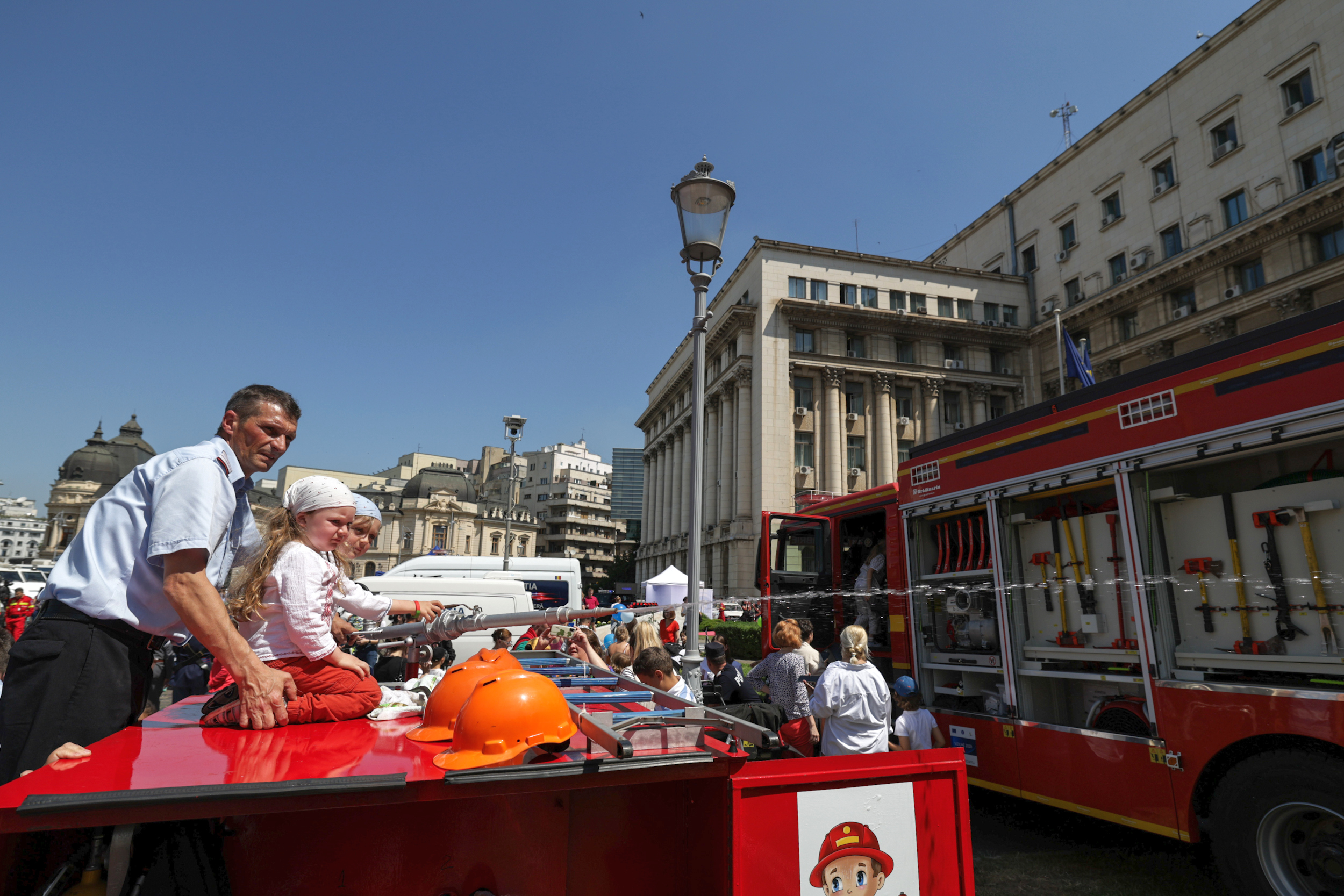 FOTO | Copiii au preluat puterea la Ministerul Afacerilor Interne. Cei mici pot păși pe balconul unde Ceaușescu a ținut ultima cuvântare