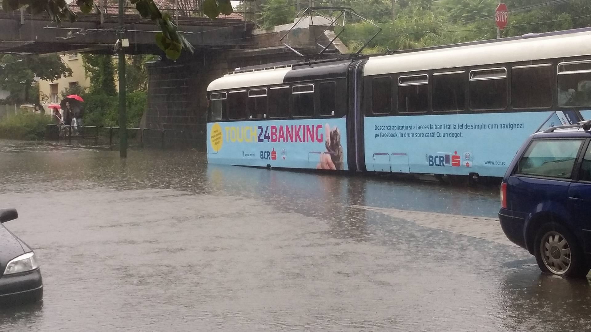 Haos total în Timișoara, după o ploaie torențială | La Cluj, DN1 și circulația feroviară au fost blocate