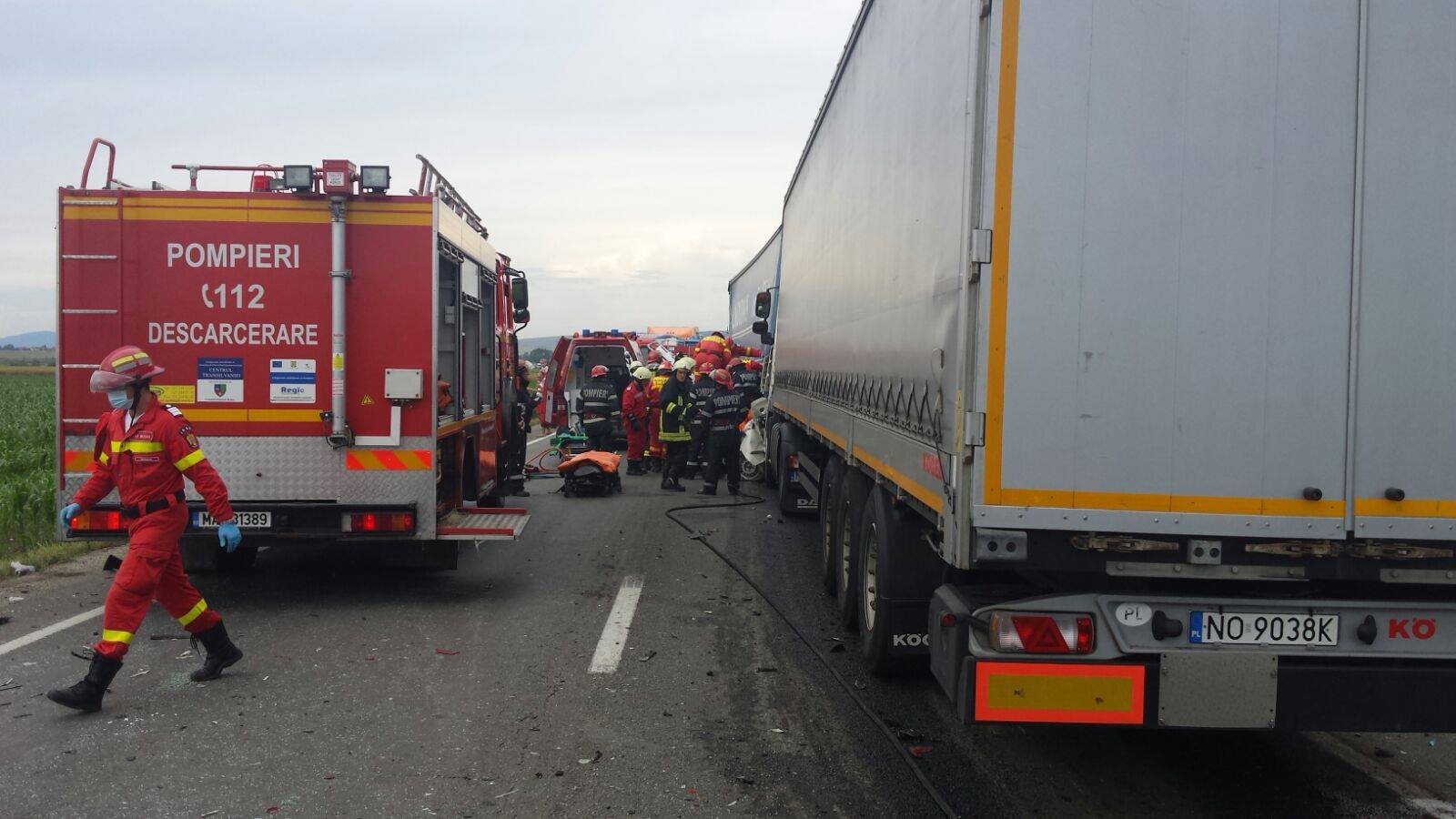 Accident grav, cu un mort și patru răniți, în județul Brașov. Două TIR-uri și trei autoturisme, implicate | FOTO