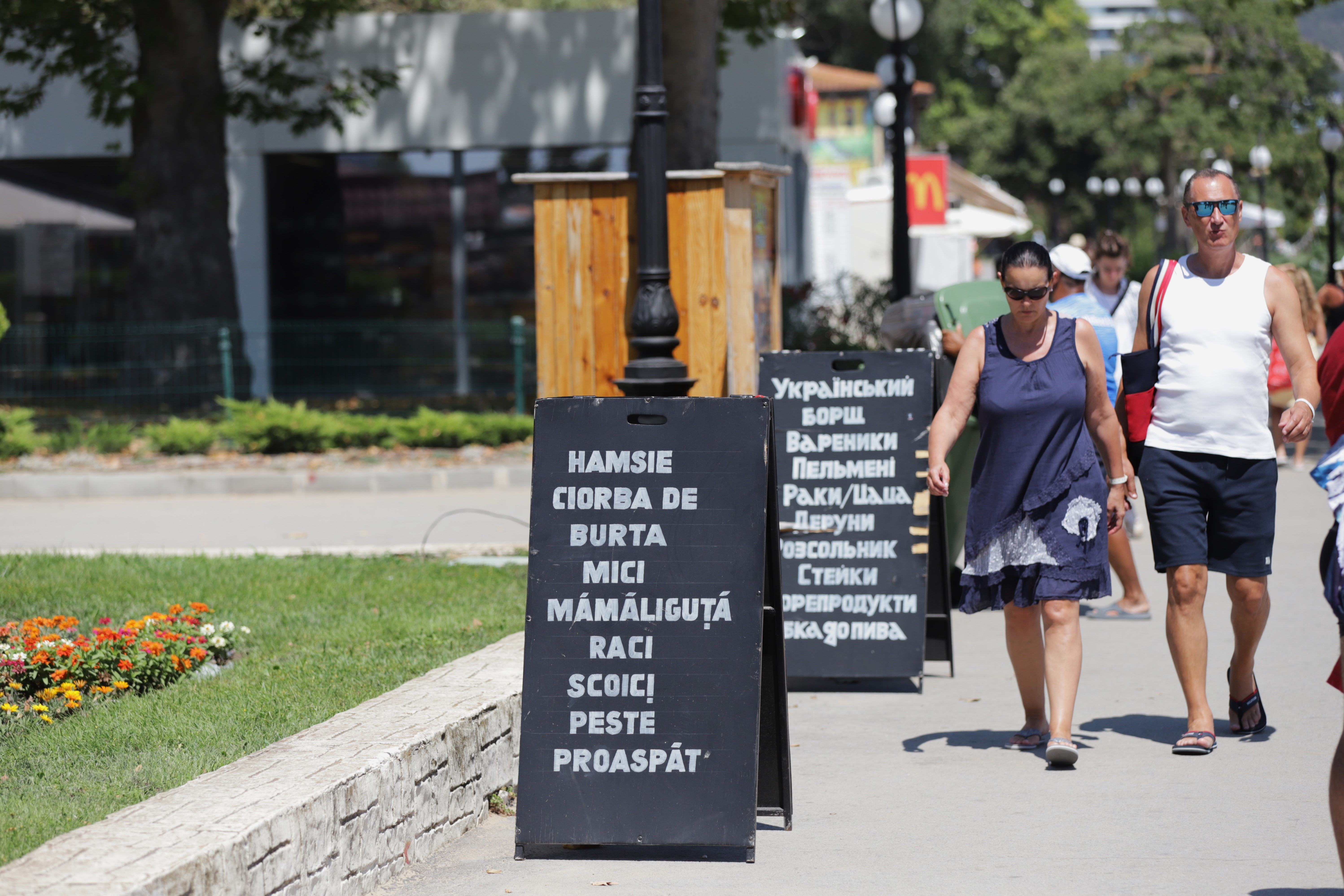 Prețurile de pe litoral: Eforie Nord vs Nisipurile de Aur. Cum se scumpeşte hamsia când înoată spre sudul Mării Negre