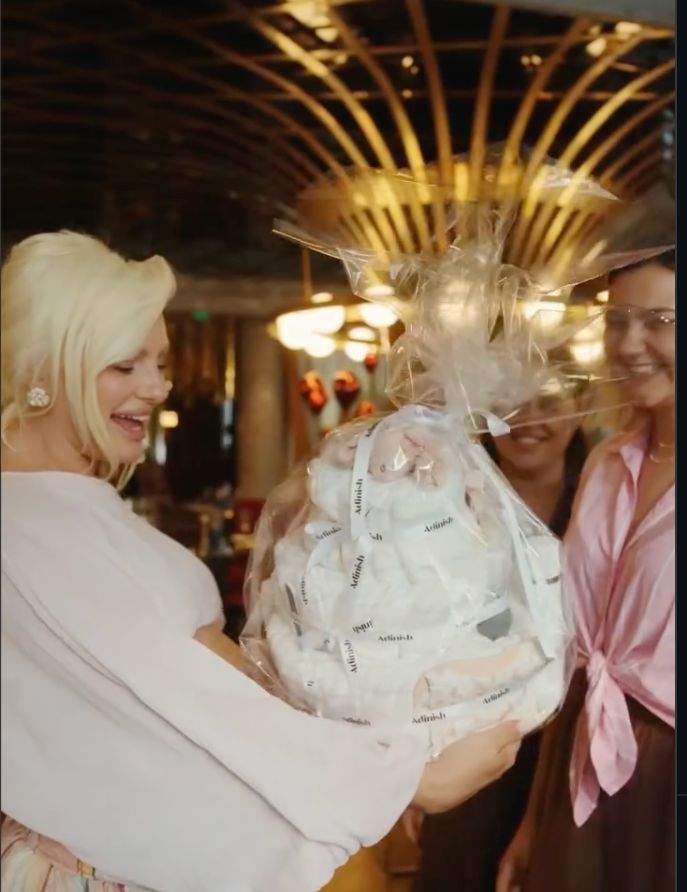 Imagini cu Alexandra Stan de la petrecerea baby shower. Cum a apărut alături de Inna „Ați reușit să creați un moment memorabil”