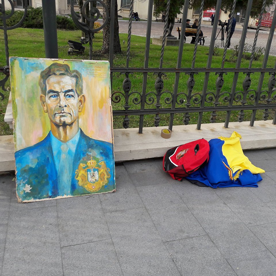 VIDEO& FOTO | Altar de flori și lumânări la Palatul Regal, în memoria Regelui Mihai