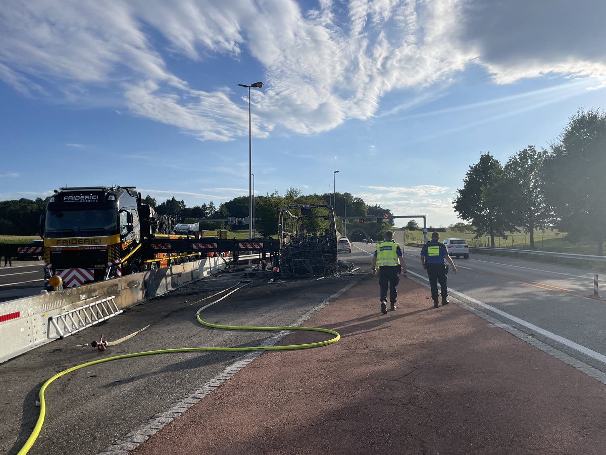 Un șofer român a ieșit dintr-un tunel cu autocarul în flăcări, în Elveția. Avea 44 de turiști la bord, majoritatea americani
