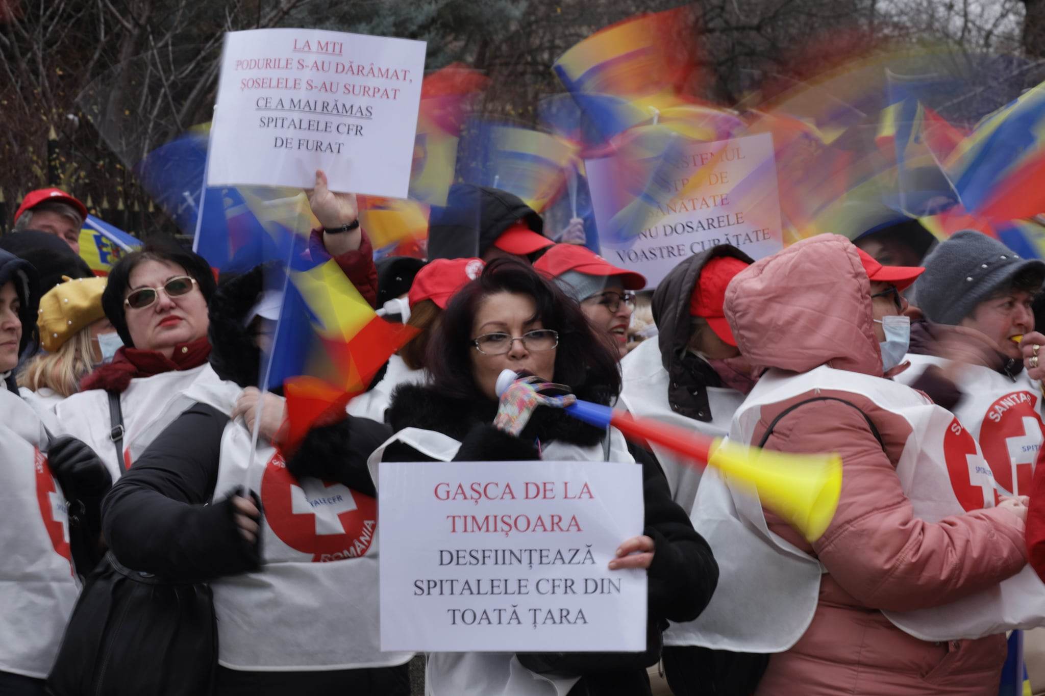 Protest Sanitas la Ministerul Transporturilor. Angajații se tem că Grindeanu va renunţa la spitalele din subordine