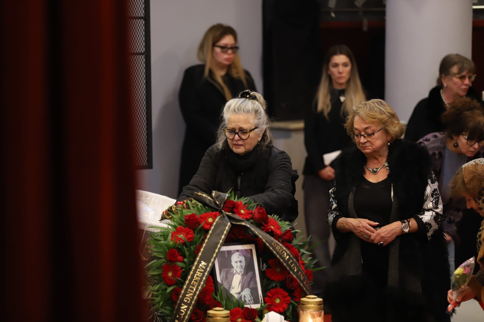 Imagini de la priveghiul lui Mircea Diaconu. Soția și fiica plâng lângă sicriul actorului EXCLUSIV