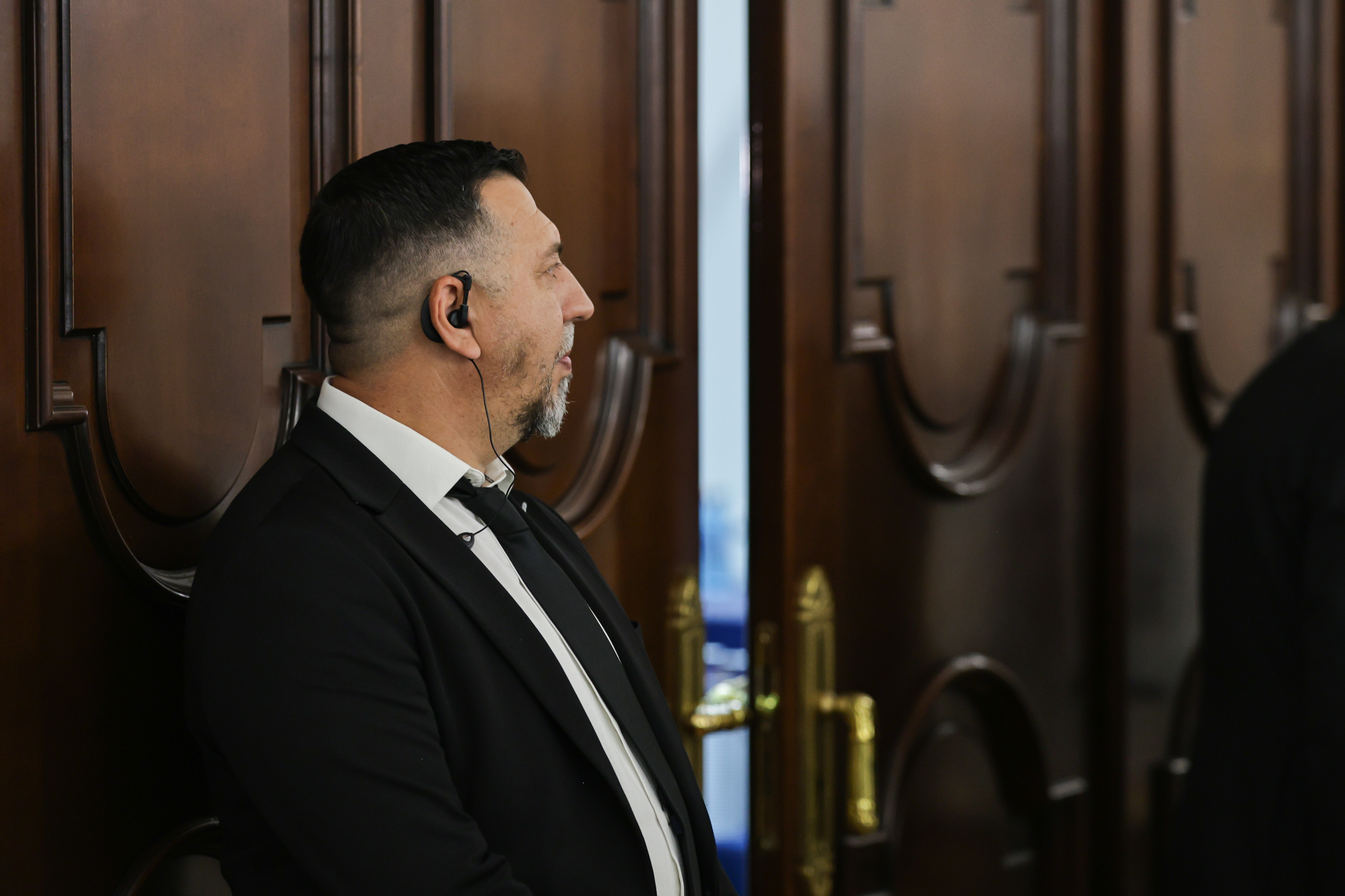 Cultul personalității la George Simion: de la „armata” care-l păzește de jurnaliști la autopromovarea insistentă a întâlnirilor cu lideri europeni REPORTAJ