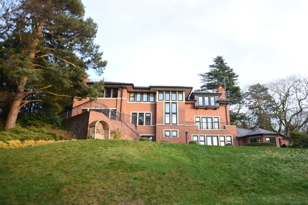 GALERIE FOTO / Cum arată casa de lux a lui Cristiano Ronaldo din Manchester. Starul de la Juventus o scoate la vânzare pe mai puțini bani decât a luat-o!
