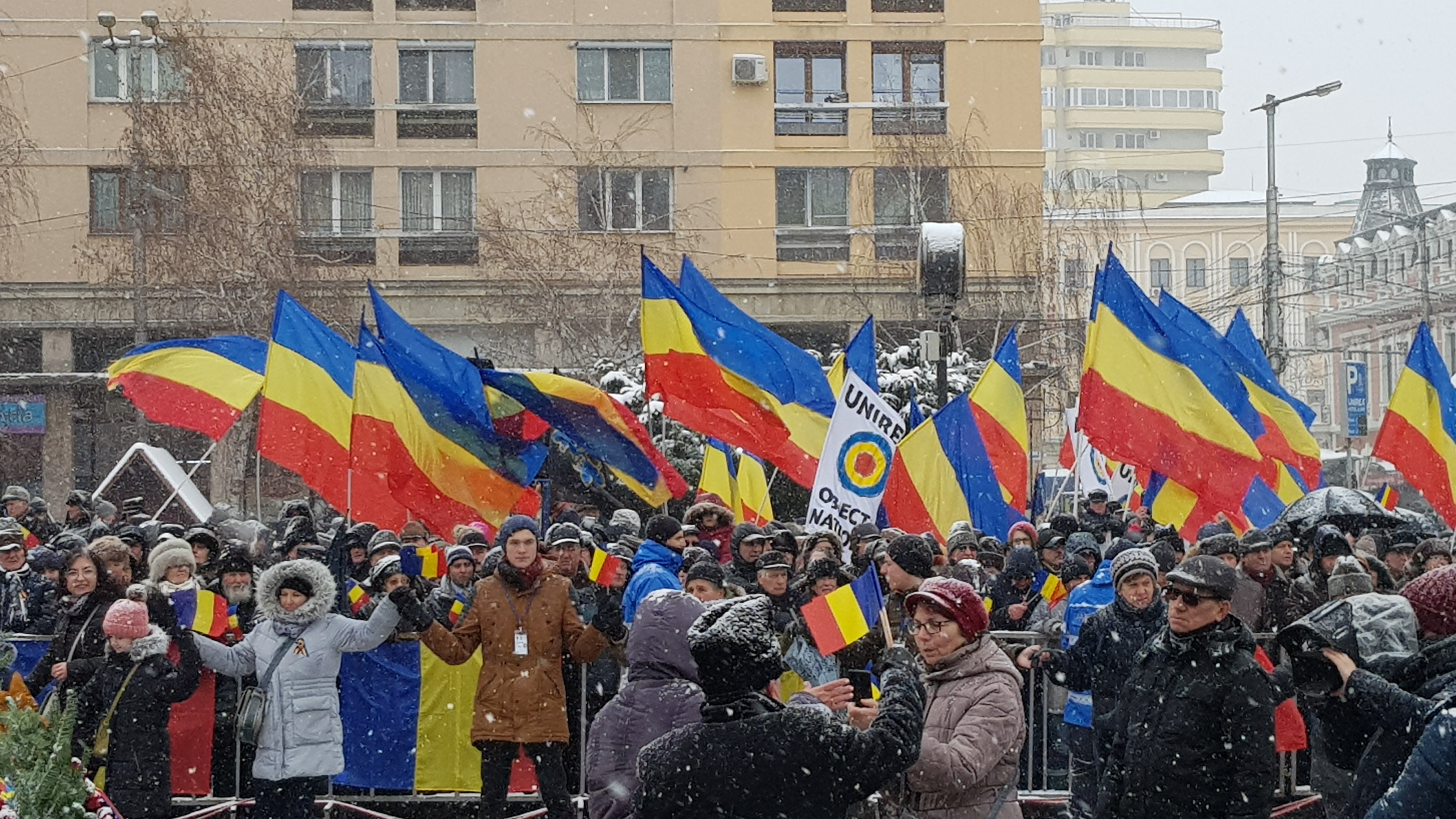 VIDEO&FOTO/ Ninsoare abundentă, huiduieli și discursuri anoste la Iași, în ziua Micii Uniri