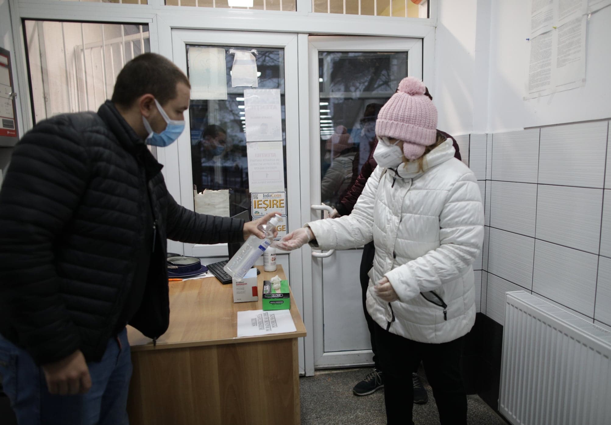 Mască de protecție și distanțare socială. Imagini dintr-o secție de votare cu regulile sanitare