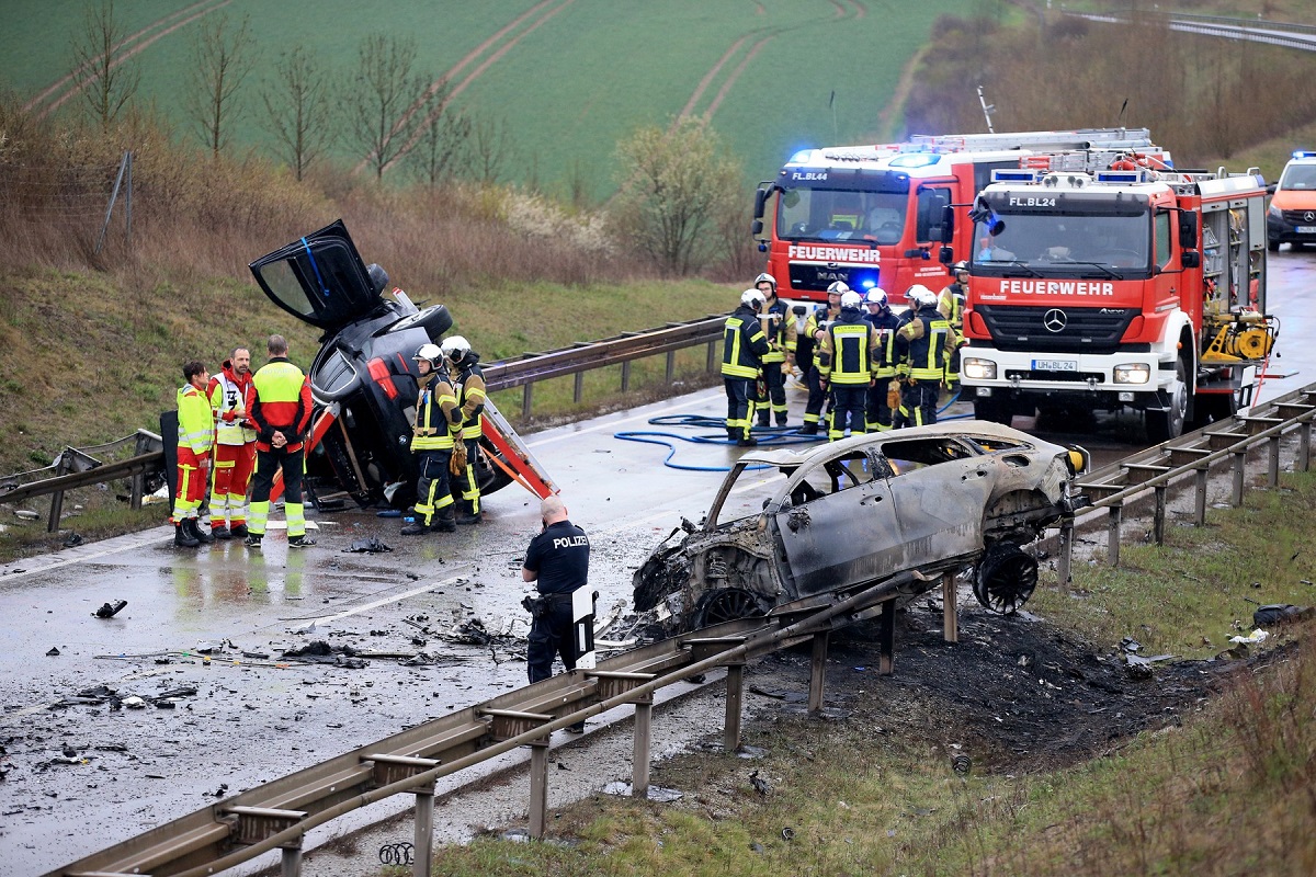 Cinci prieteni, toți de 19 ani, au murit într-un Mercedes care a ars ca o torță, după ce l-a lovit un BMW, pe o șosea din Germania