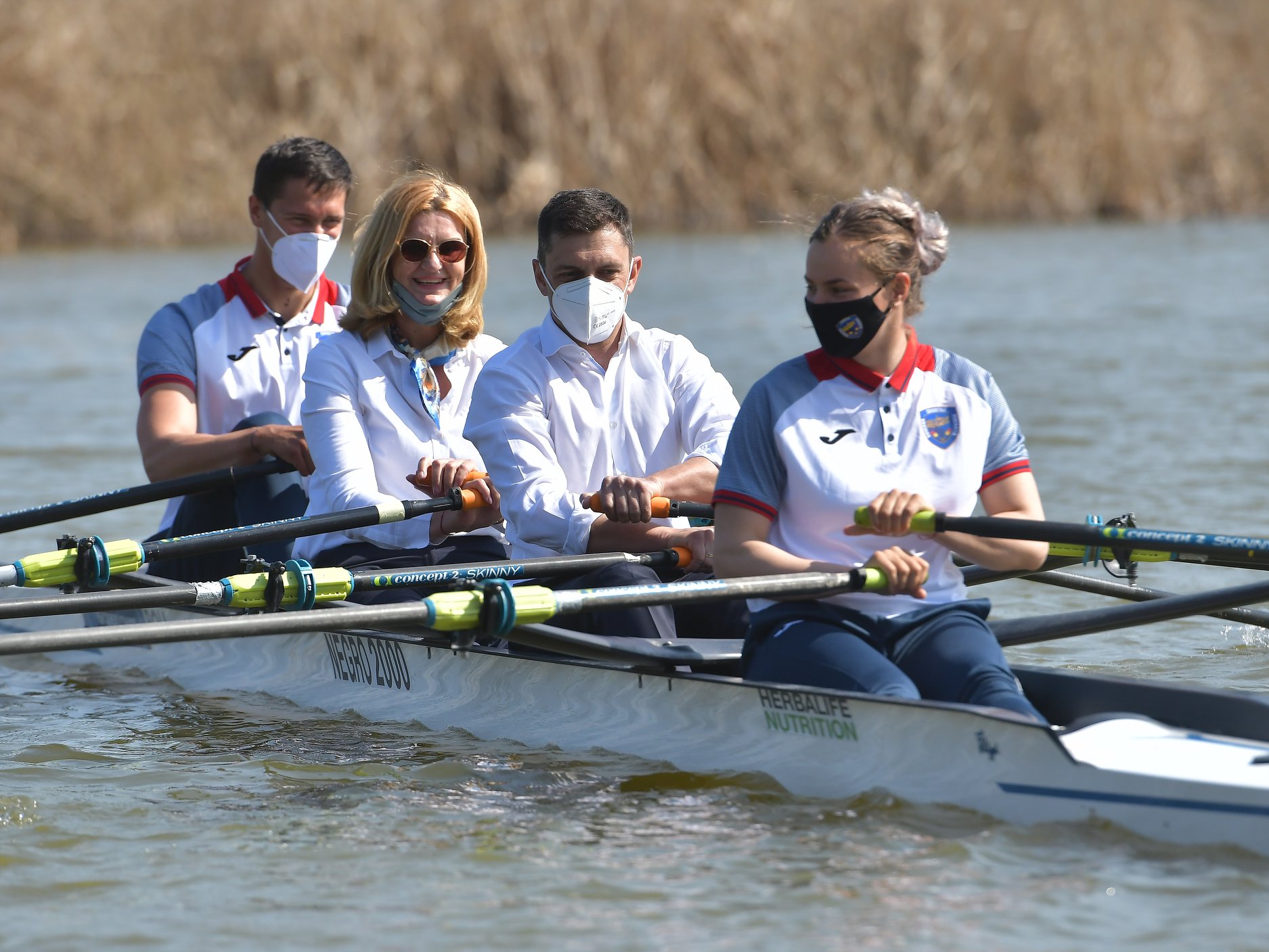 Imagini inedite cu ministrul Eduard Novak. Pe lacul Snagov, cu Elisabeta Lipă în barcă