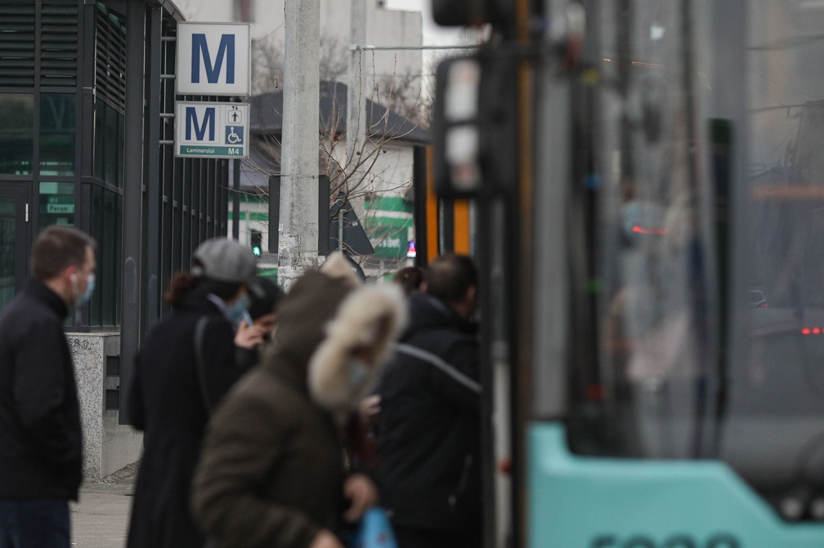 Imagini din Bucureștiul fără metrou. Mii de oameni s-au înghesuit în tramvaie, autobuze și troleibuze, traficul a fost infernal în Capitală