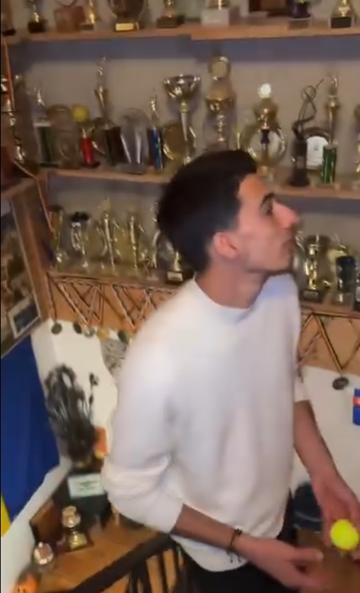 Imagini din casa părinților lui Victor Cornea, din Sibiu. Andreea Bălan a arătat toate medaliile, cupele și diplomele pe care logodnicul ei le are