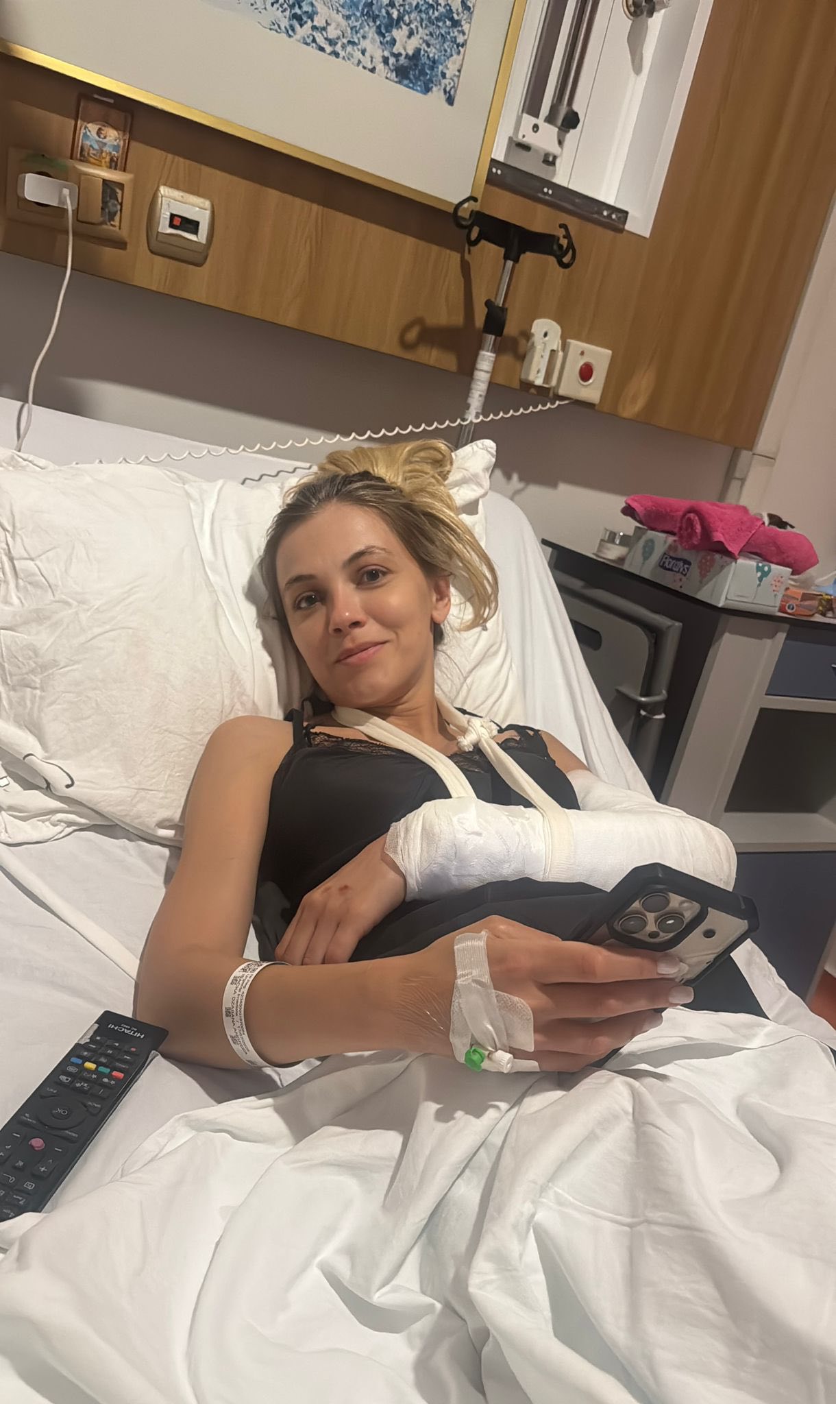 Fotografii cu Andreea Ibacka după accidentul de motocicletă: „Cu mâna în ghips și câteva contuzii!” Prima reacție a vedetei după ce a fost externată din spital