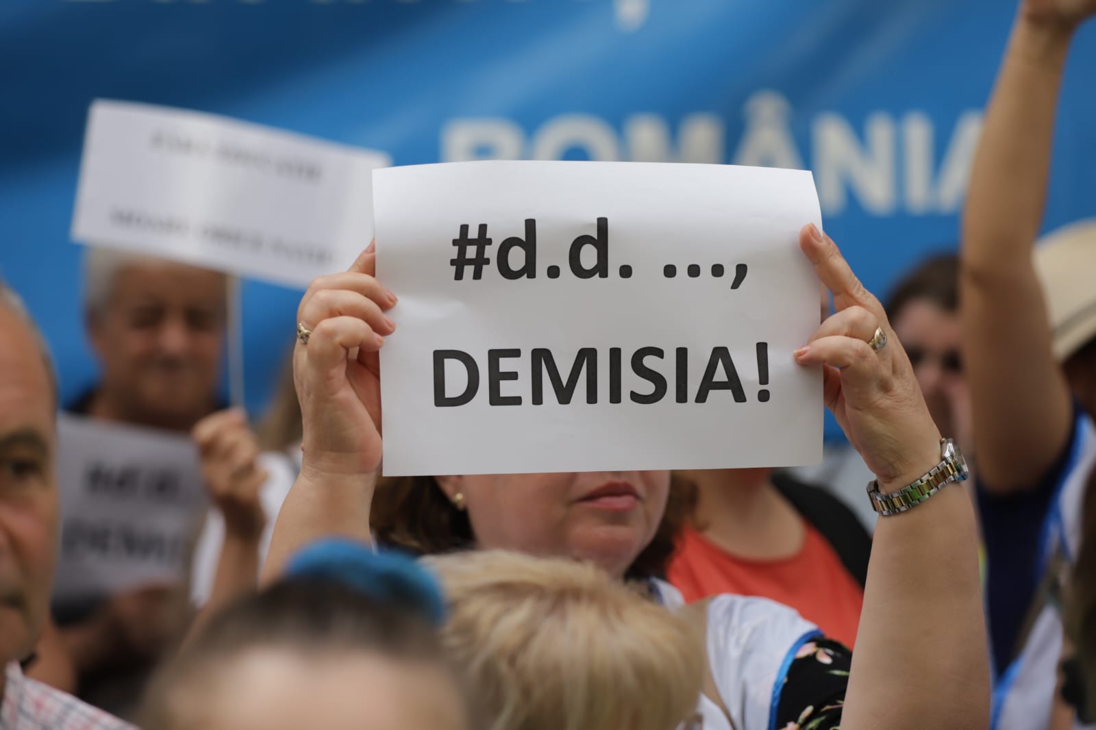 Profesorii au ieșit în stradă împotriva Legii Bolojan: „Stă în puterea noastră să refuzăm”
