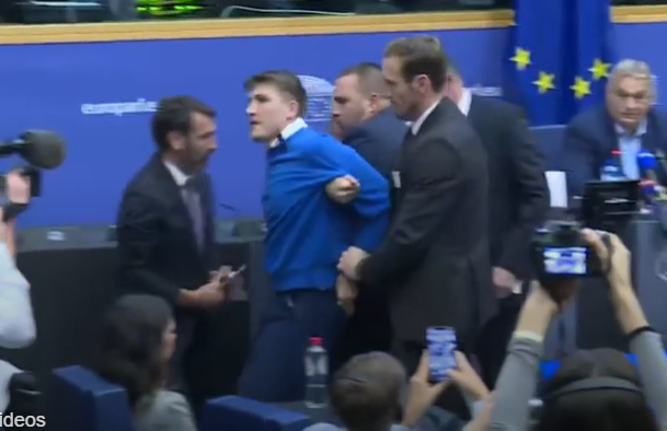 „Büszke vagyok Gyekiczki Marcira” - Gyurcsány Ferenc megnevezte a rendbontót, aki nekiment Orbánnak Strasbourgban