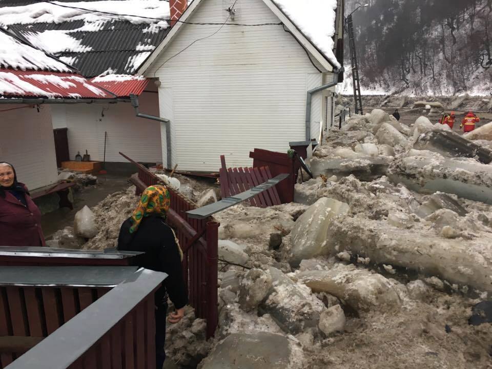 Inundații în Vatra Dornei, județul Suceava. Zeci de gospodării, inundate după topirea gheții