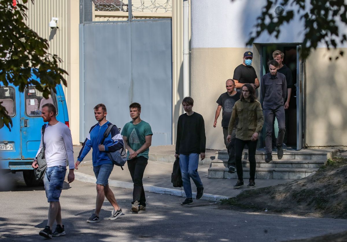Electrocutați, bătuți, arși cu țigara. Protestatarii din Belarus și-au povestit calvarul din închisorile lui Lukașenko: ”Am crezut că ne îngroapă aici”