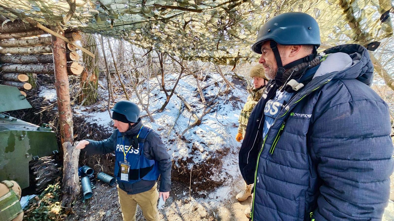 Cum se trăiește pe frontul din Ucraina. Relatările lui Alex Costache, jurnalistul TVR care a mers de 13 ori în mijlocul războiului: „Se auzeau obuzele cum vâjâiau în aer. Cădeau la 500 de metri de locul unde ne aflam”