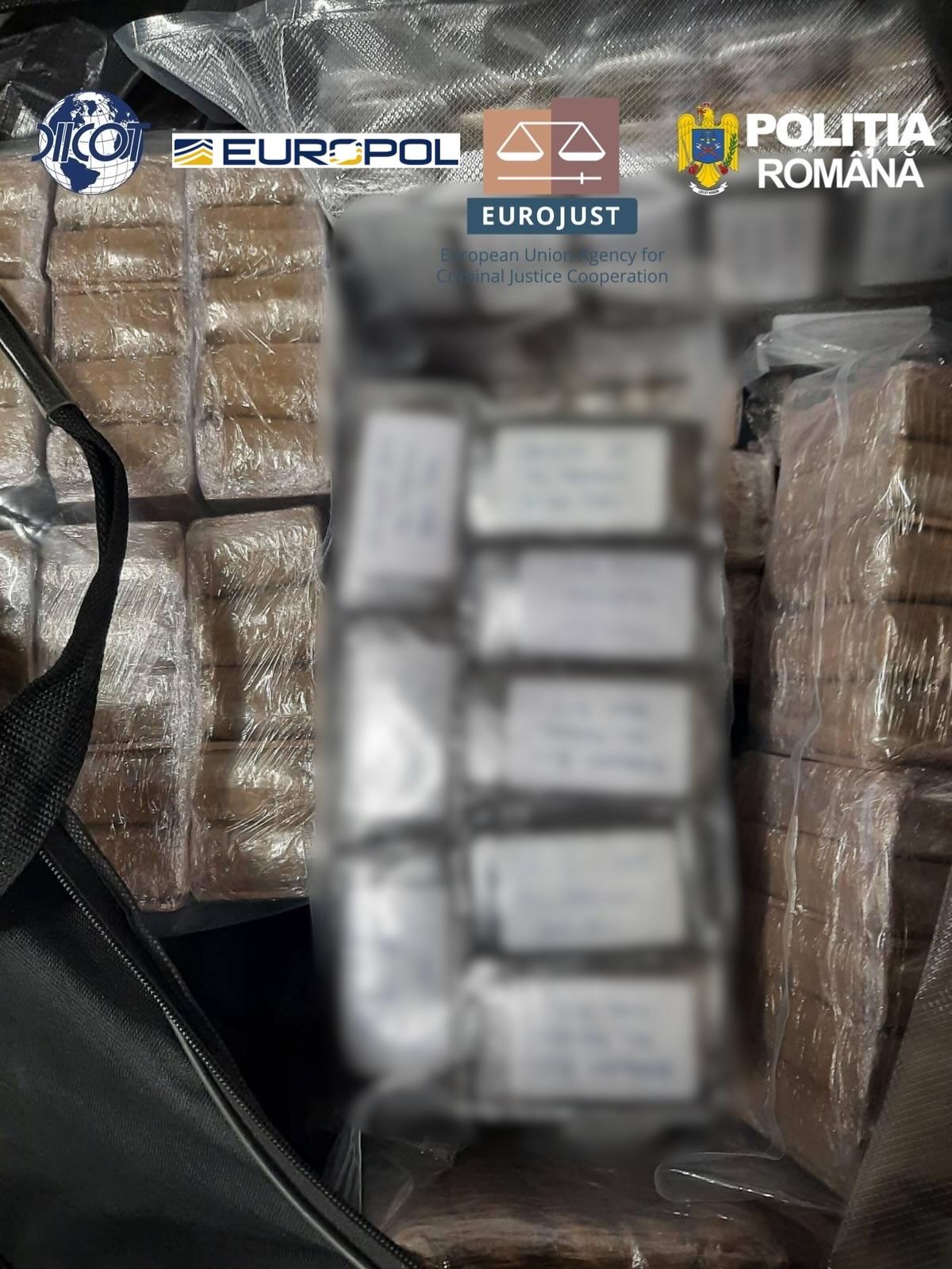 Șoferi români de TIR au transportat 1,7 tone de droguri în Europa, pentru traficanți albanezi, în compartimente secrete