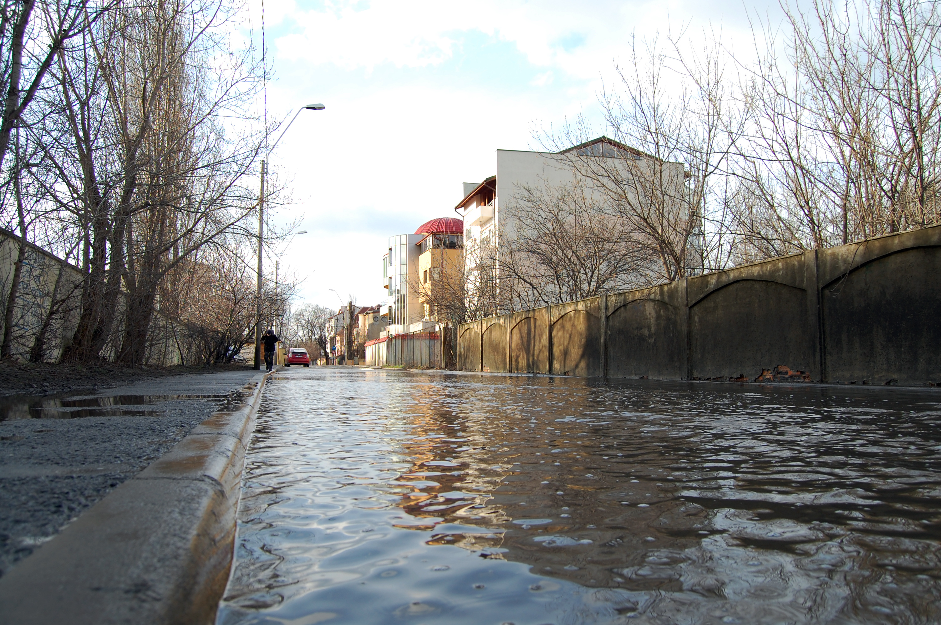 LPF a  intrat la apă! Strada pe care își are sediul a fost inundată / FOTO