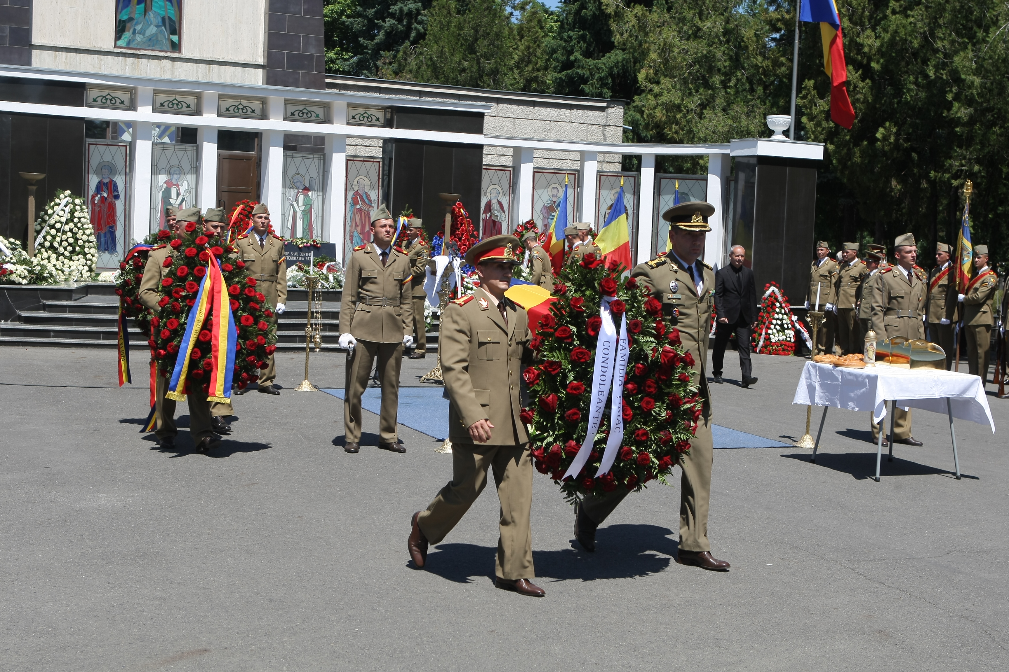 GALERIE FOTO&VIDEO/ Cristian Țopescu, înmormântat cu onoruri militare, la Cimitirul Ghencea Militar din București