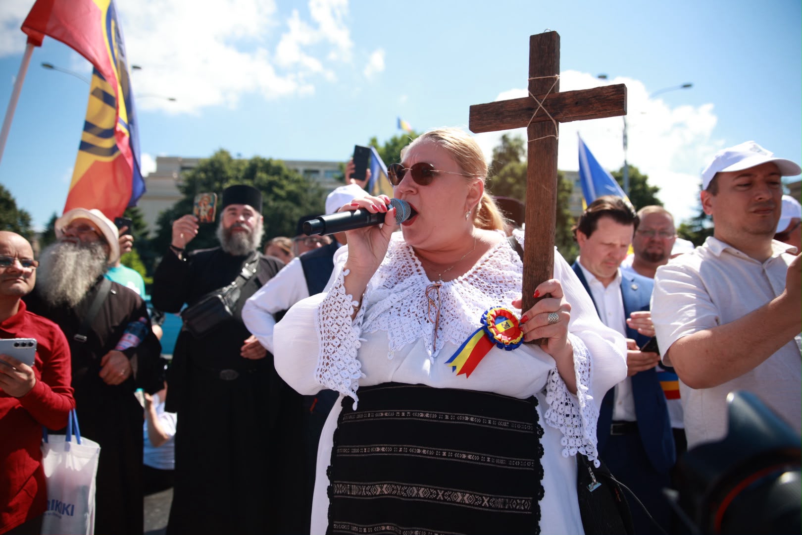 „Marșul Normalității”, condus de Diana Șoșoacă, a adunat câteva sute de oameni: scandări împotriva minorităților și a lui Ilie Bolojan